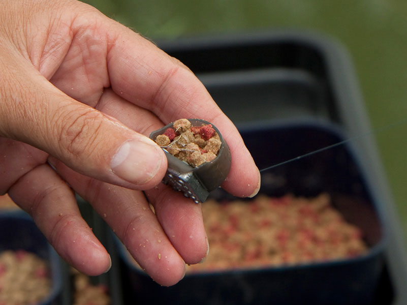 preston elasticated pellet feeder in use