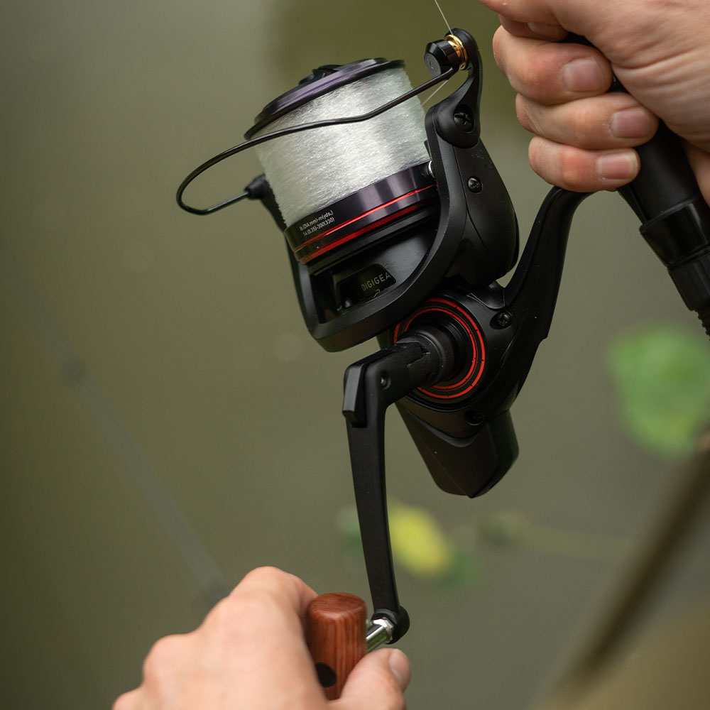 Daiwa Emcast Carp Big Pit 5000C-QD Fishing Reel In Use 4