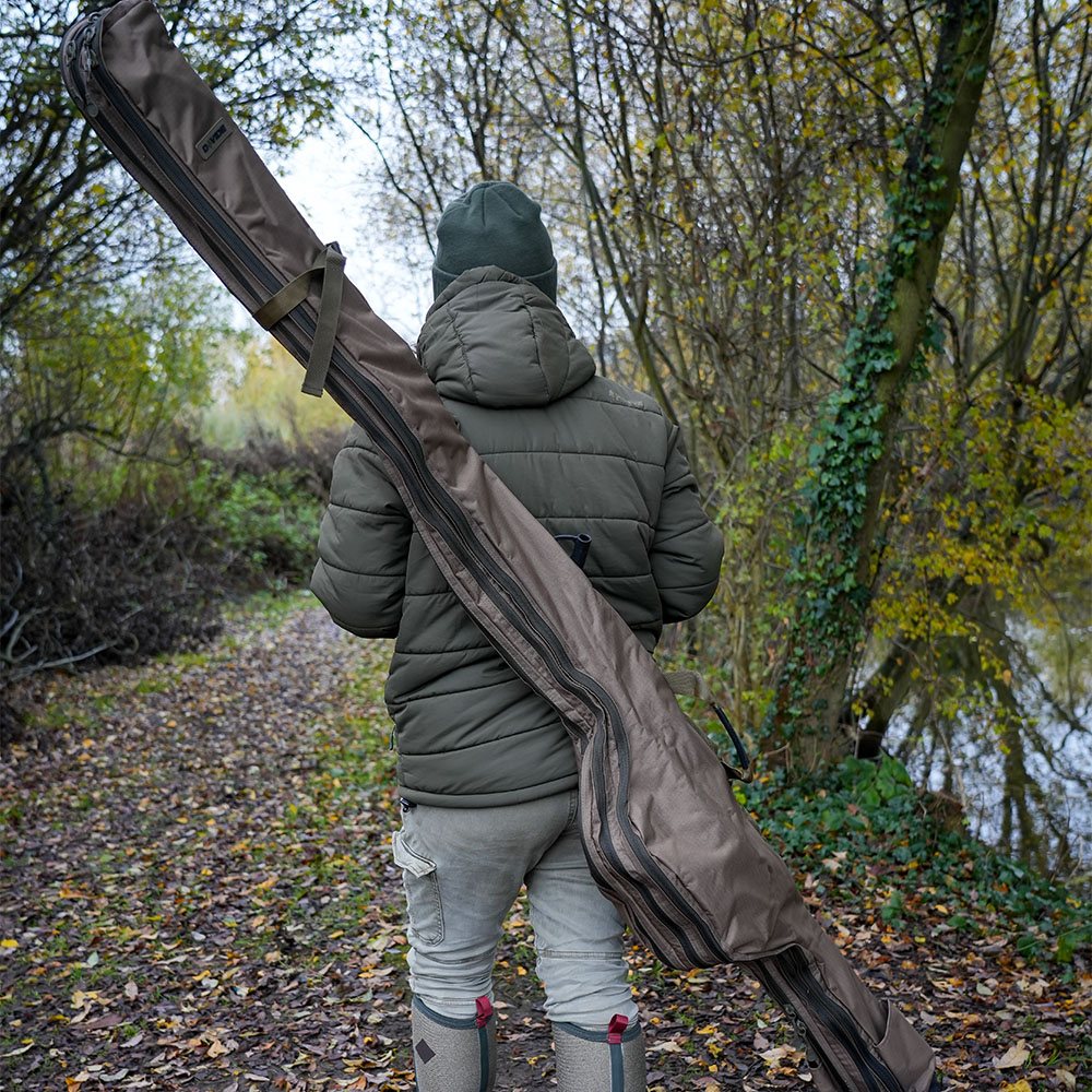 Korda Compac 3 Rod Divide Fishing Holdall In Use 4