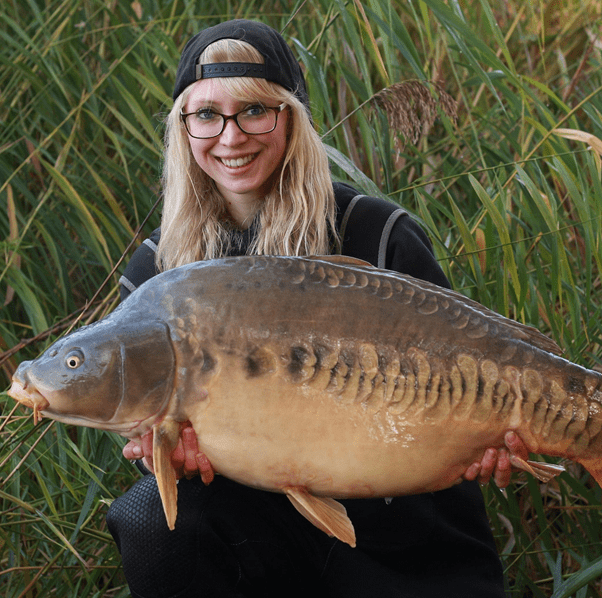 Loreen with her carp capture - Images taken from @loreenschmidtkecarpfishing (Facebook)